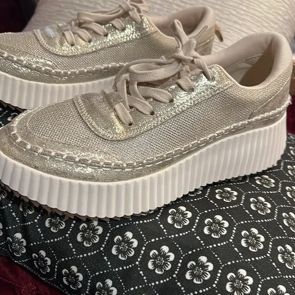 Dolce Vita Gold and White Platform Sneakers NEW Sz 8 - Picture 4 of 10